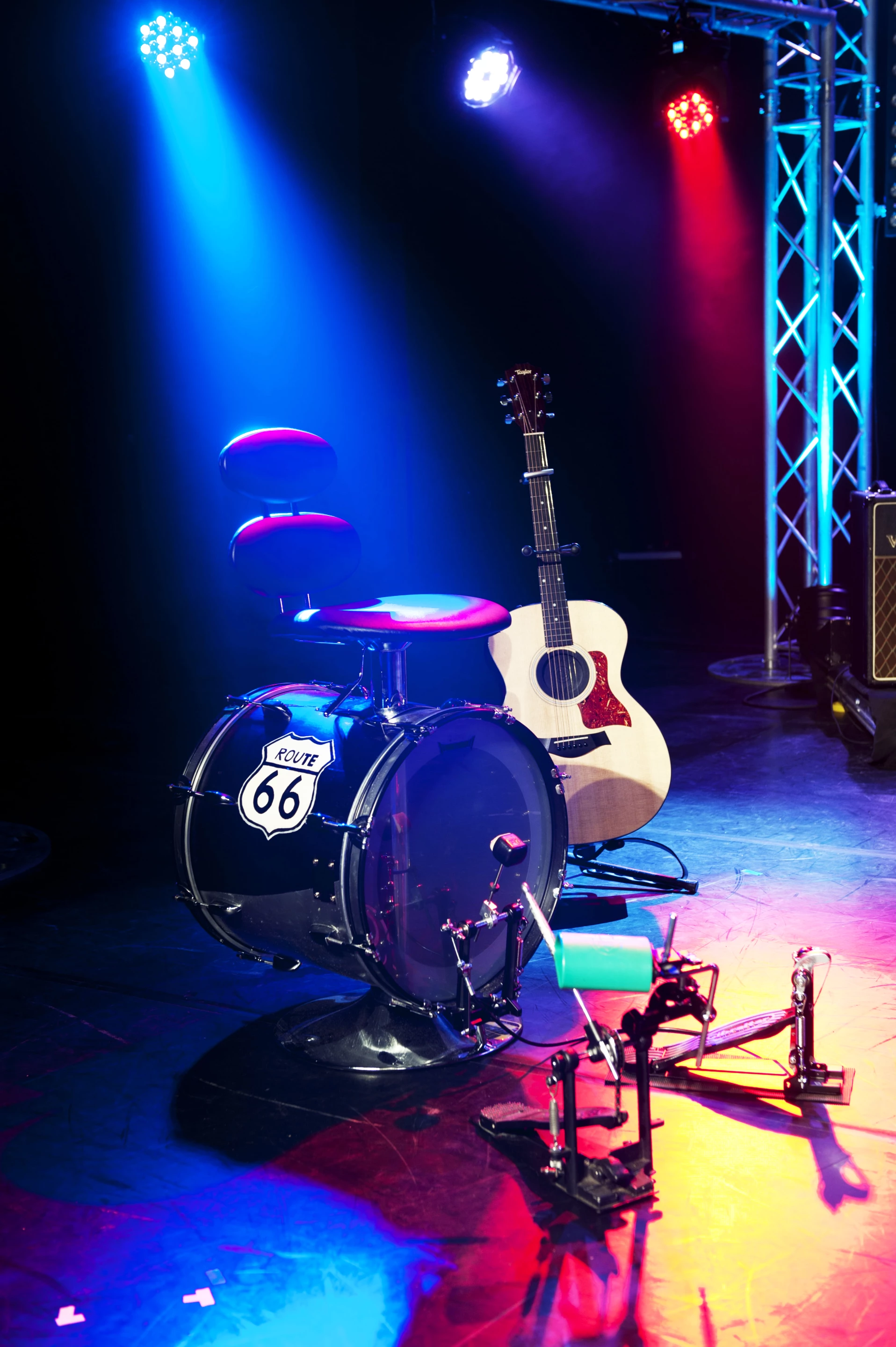 Drumstooled is a combined kick drum and stool that musicians or vocalists could use to accompany themselves or others