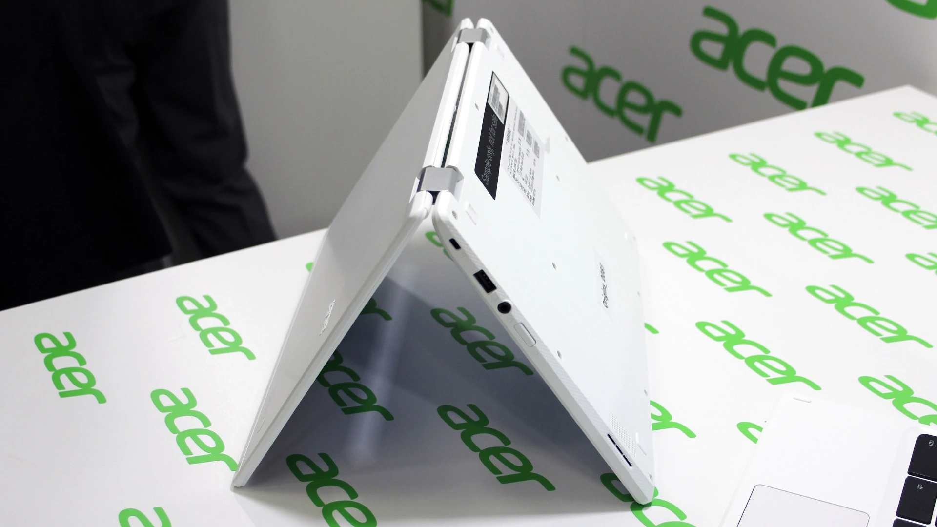 The Chromebook R11 is 19.2 mm (0.75 in) thick and tips the scales at 1.25 kg (2.8 lbs)