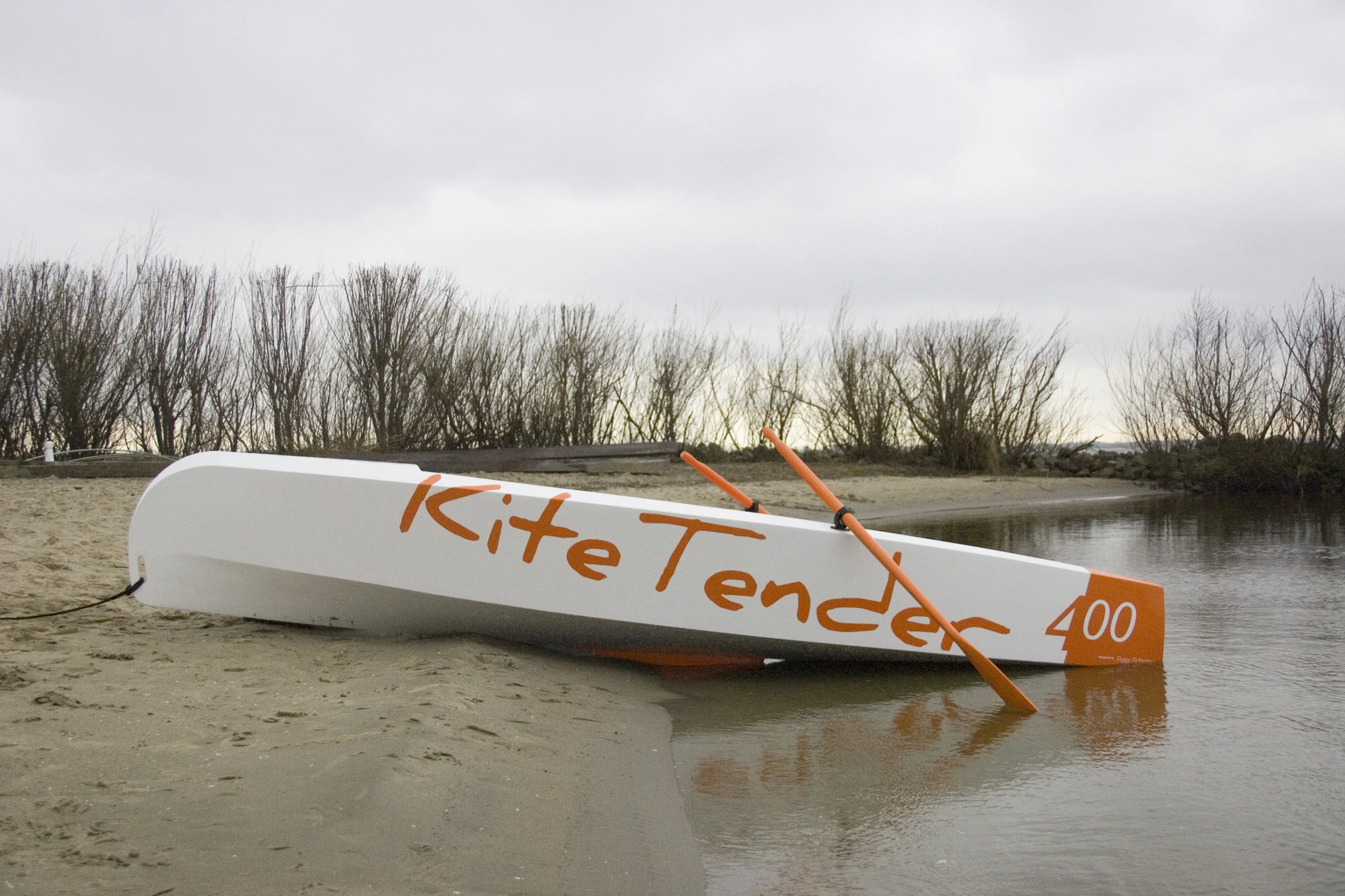 The sports kite is attached to the Kitetender's core, as opposed to having a mast with a sail