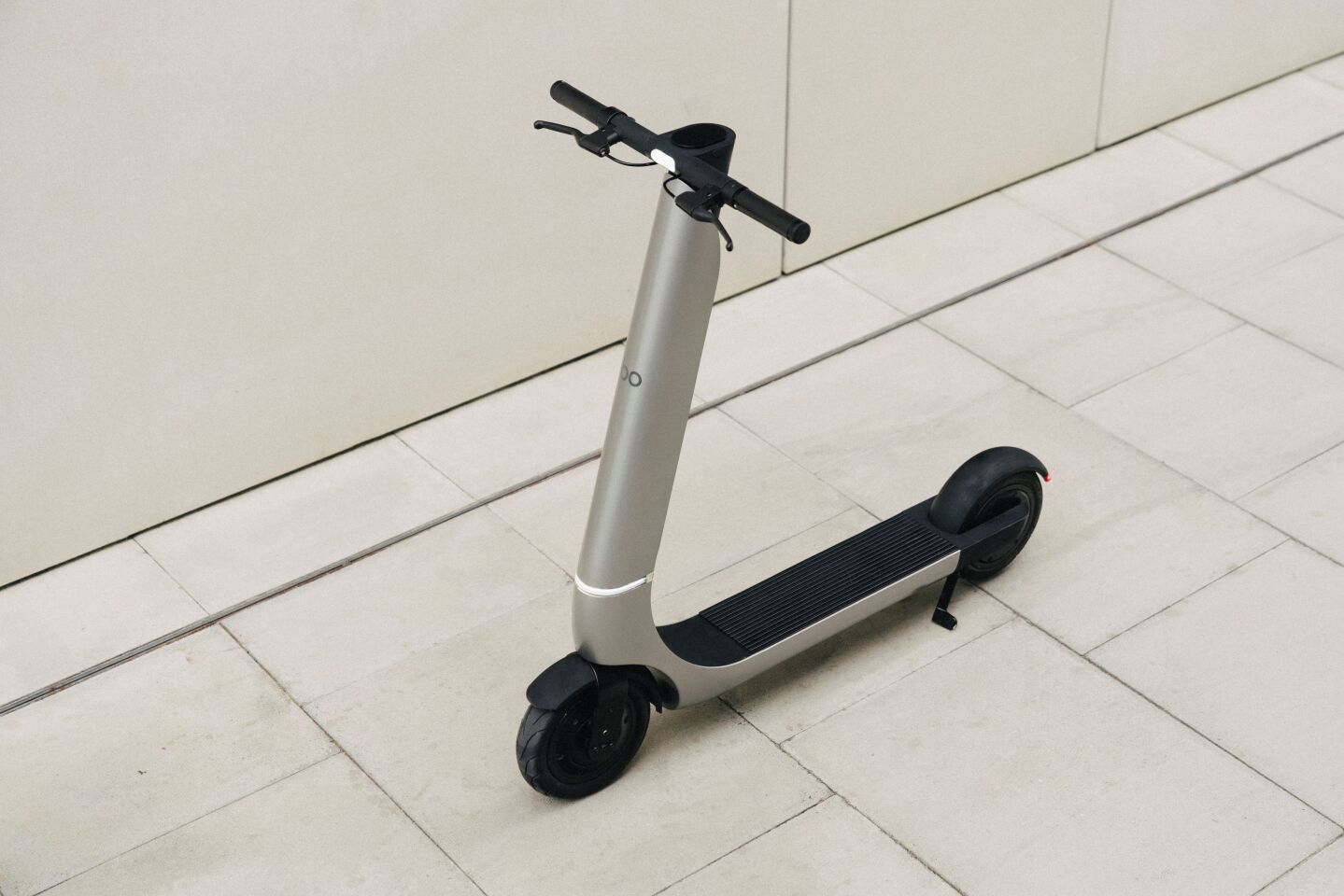 The Bo M features an aluminum monocoque chassis and vibration-reducing deck made from EVA foam