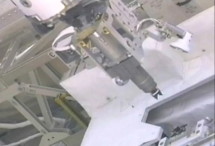 Dextre removes the RRM Safety Cap Tool from the RRM module during the RRM Gas Fittings Removal task (Image: NASA)