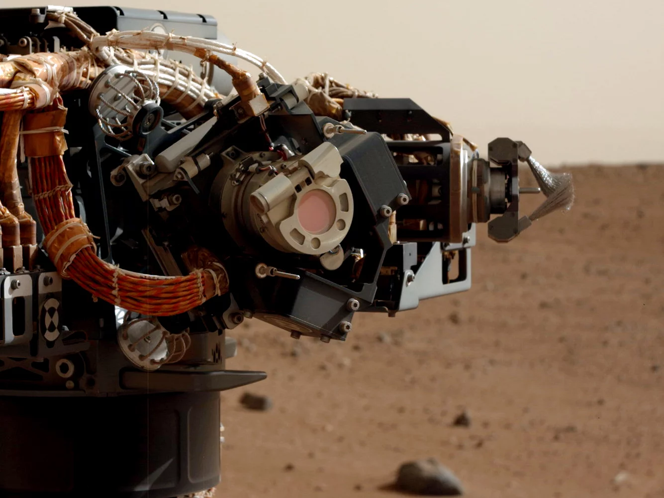 Curiosity takes a picture of its robotic hand (Image: NASA/Caltech)