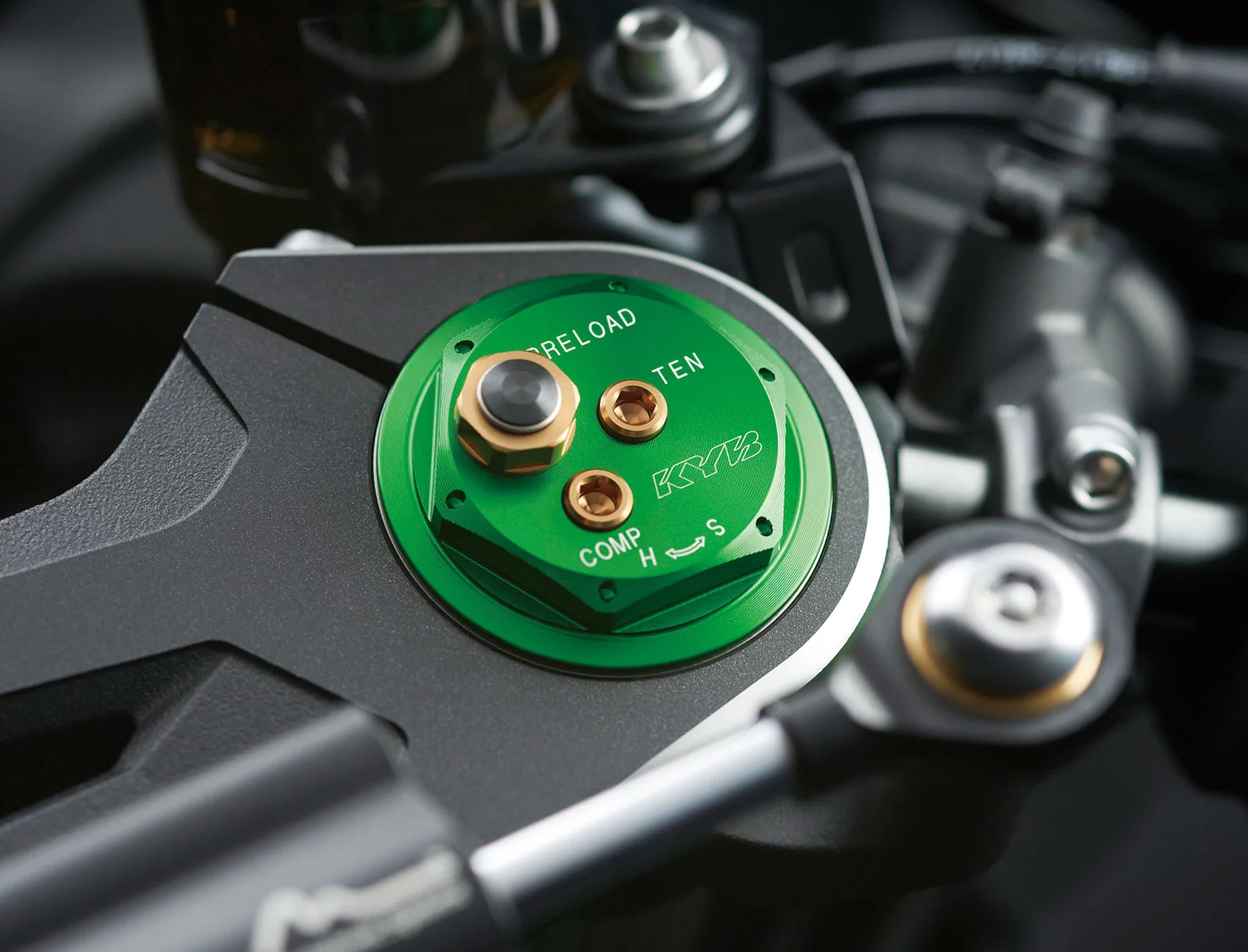 Based on the Air-Oil Separate cartridge fork developed for motocross racing, KYB’s AOS-II racing suspension makes its asphalt debut. Designed for low friction, the 43 mm front fork offers smooth initial action followed by strong damping at the end of the stroke. As the suspension works, a large 32 mm free-floating piston at the bottom of the oil-damping cartridge pumps oil up to a sealed area between the inner and outer tubes. This provides a friction-reducing film on which the tubes can slide against each other, resulting in extremely smooth action.