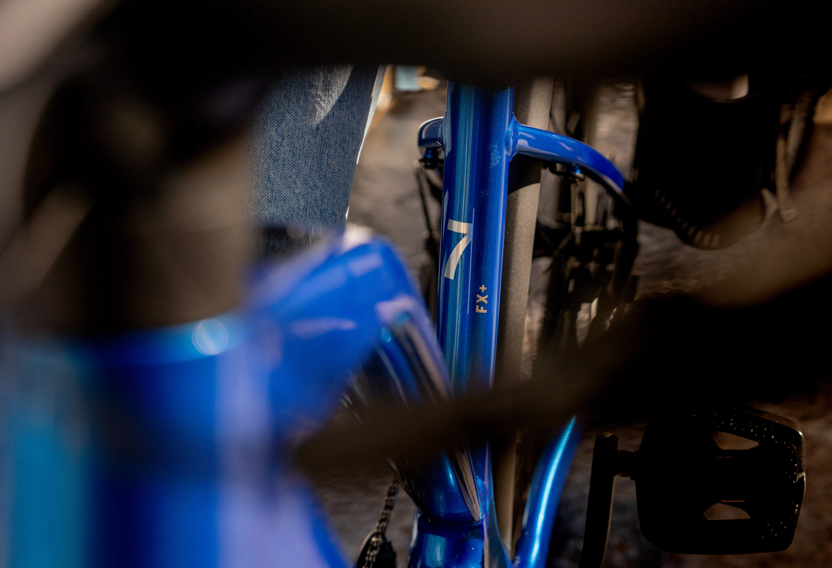 The FX+ 7 is built around a lightweight aluminum frame with a carbon fork