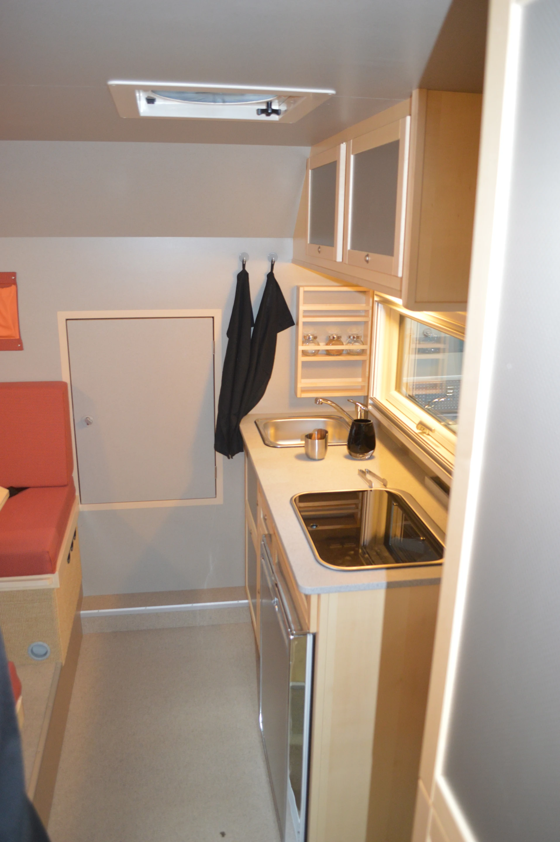 The EX 480 has a kitchen with 140 x 56 cm (55 x 22 in) of floor space