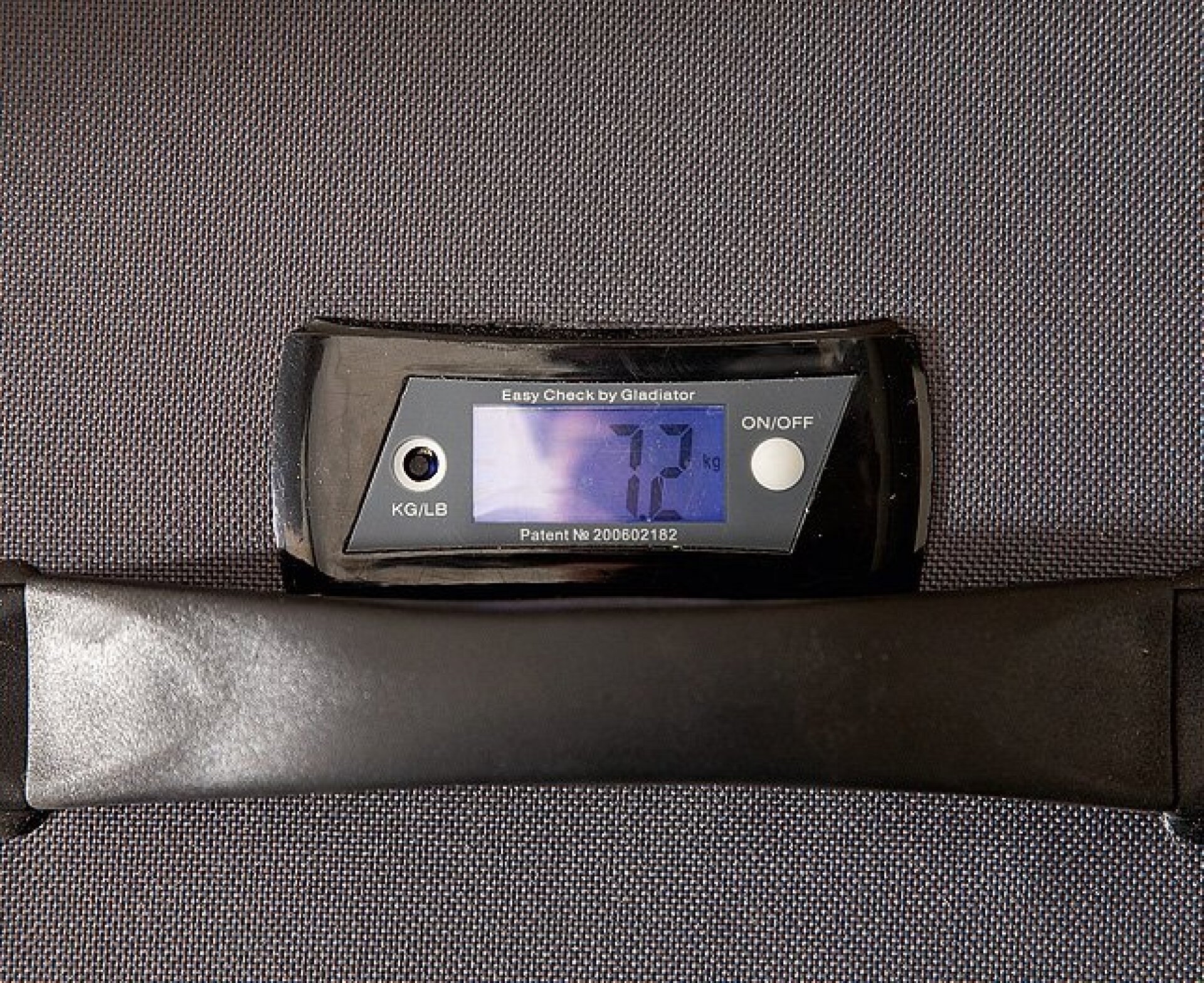Selfweighing suitcase knows exactly how heavy it is
