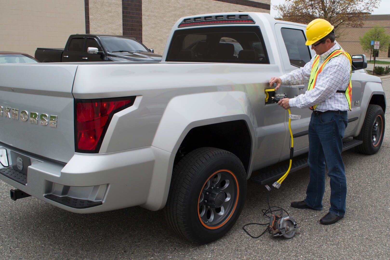 Workhorse powers up rangeextended electric pickup truck