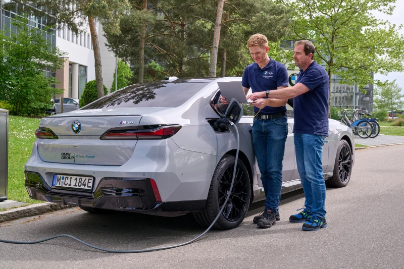 BMW i7 Trials Advanced Solid-State Battery Technology ?url=http%3A%2F%2Fnewatlas Brightspot.s3.amazonaws.com%2F71%2Fc4%2F1676be484e8ba9ce2c06945e1940%2Fp90598614 Highres Bmw I7 With All Soli