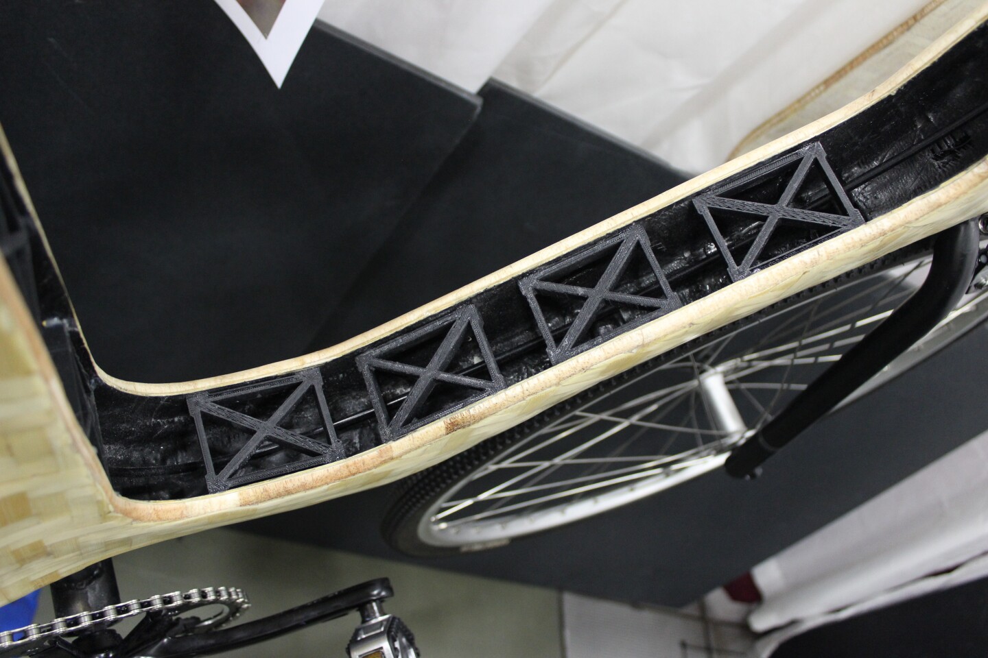 The sides are joined to one another (and to the rest if the bike) using a series of 3D-printed spacers (Photo: Ben Coxworth/Gizmag)