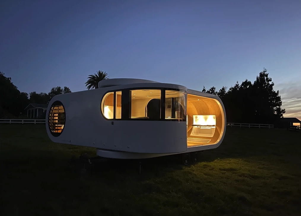 The Romotow T8 includes an expandable power system with lithium battery and solar charging