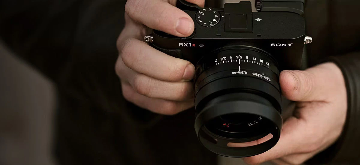 The RX1R III gets a magnesium-alloy body and a fixed back panel, making for a low 1.1-lb weight, including the larger new battery