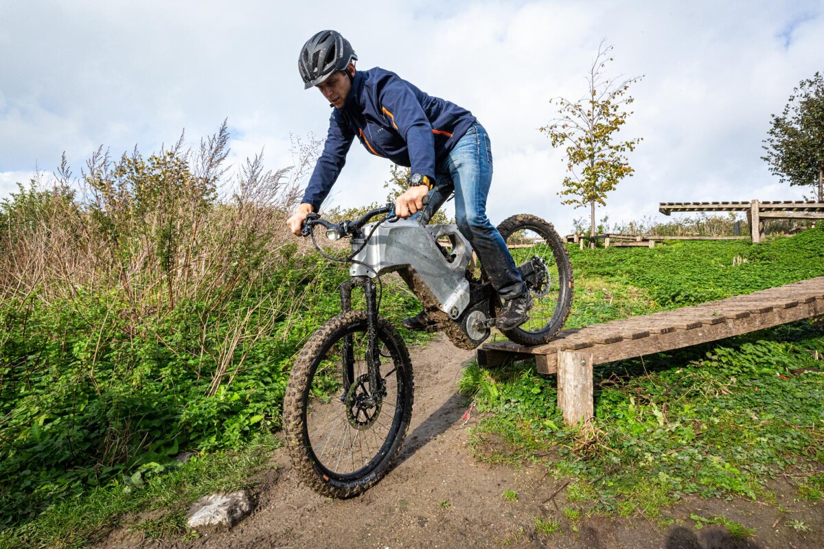 Top-shelf Magura Boltron suspension offers 150mm of travel at either end, although the RDR is absolutely massive for an off-road bicycle