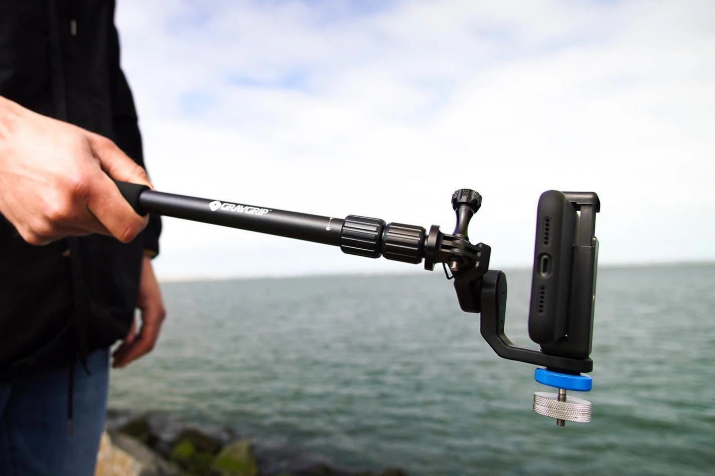 The GravGrip can be operated with an optional extension pole