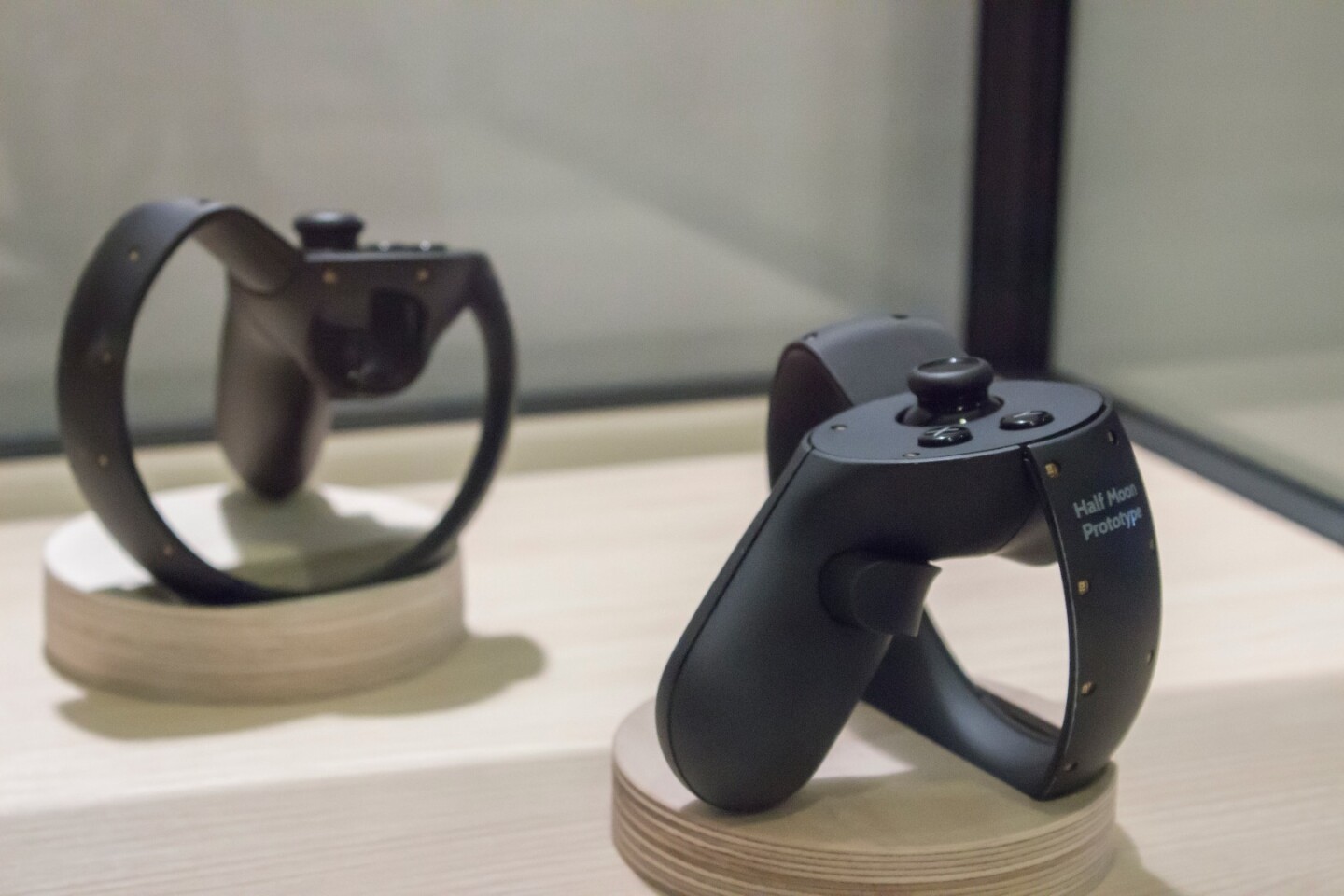 An earlier prototype of the Oculus Touch controllers that will launch in Q4