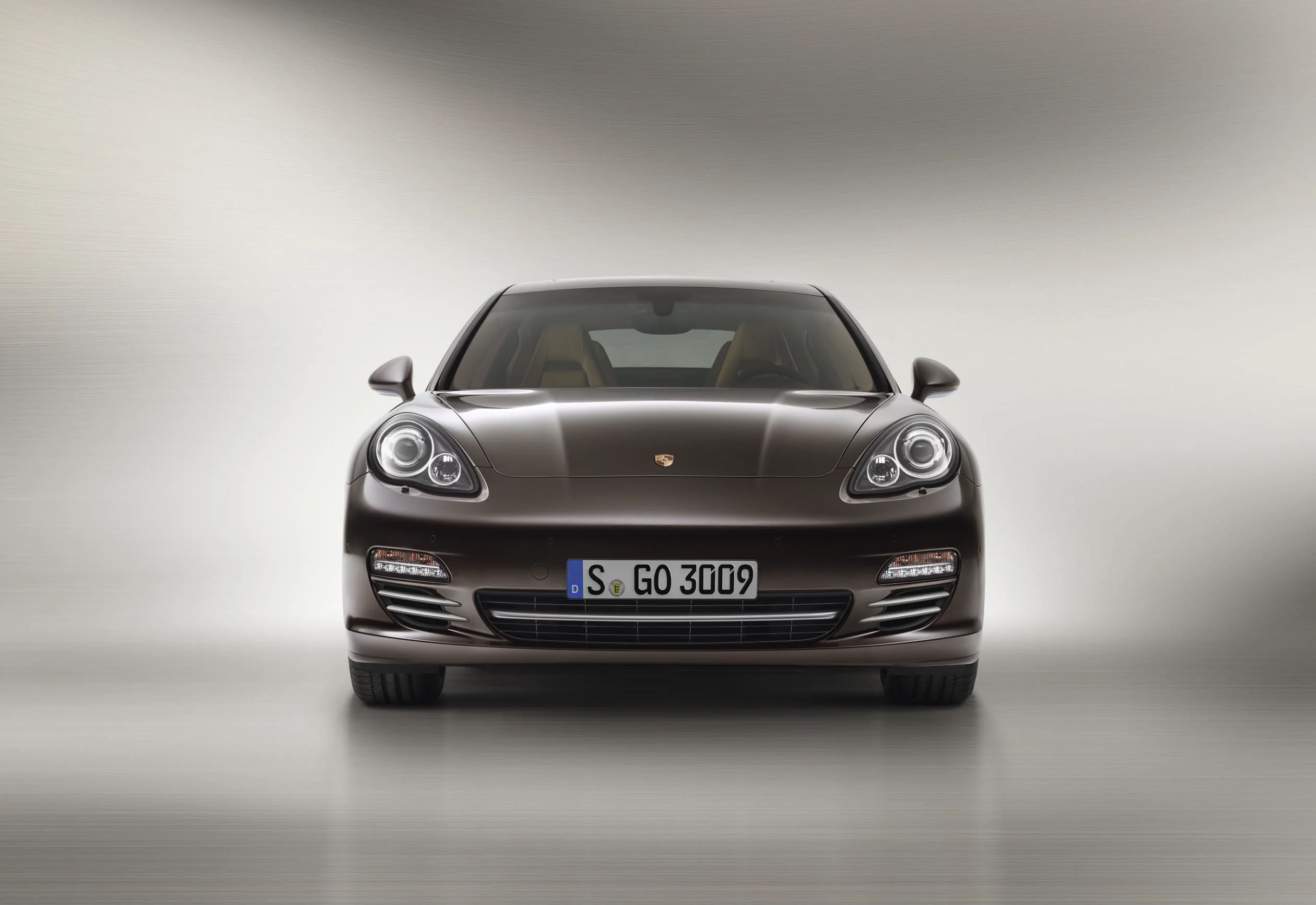 Porsche Panamera Platinum Edition exterior in mahogany metallic