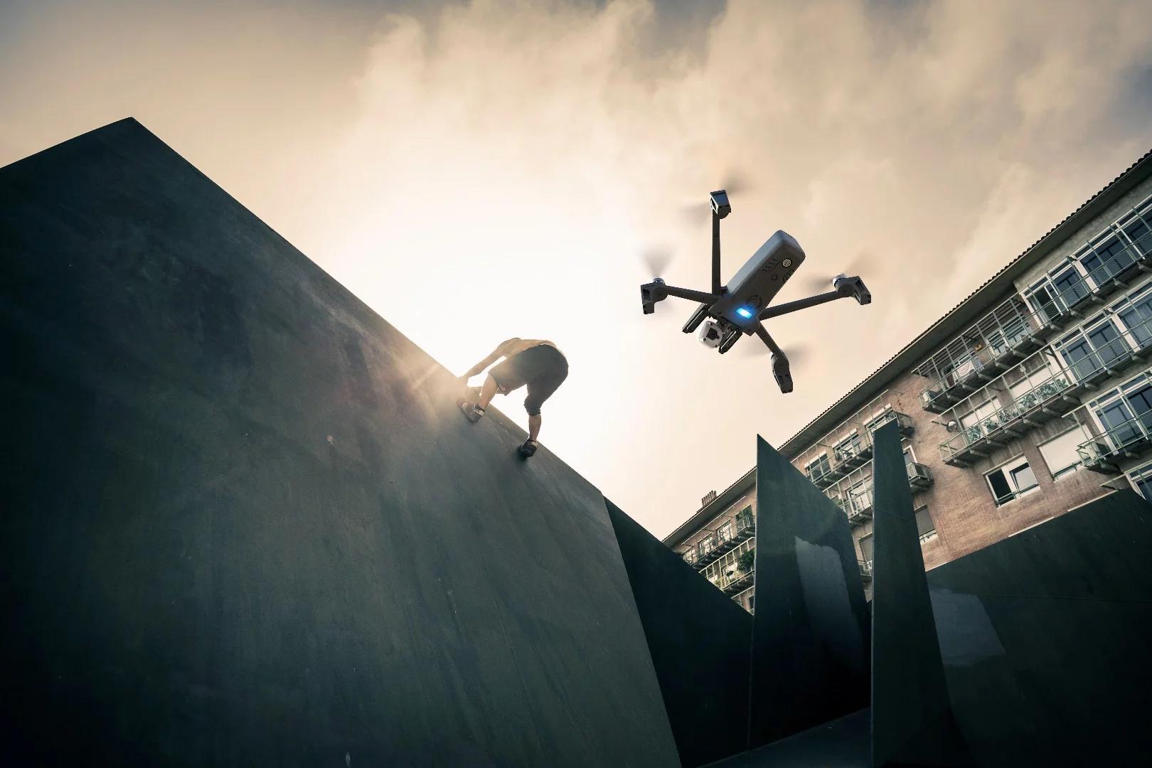 The 21 megapixel camera mounted to the gimbal of the Anafi drone can tilt up by 90 degrees, of down by 90 degrees