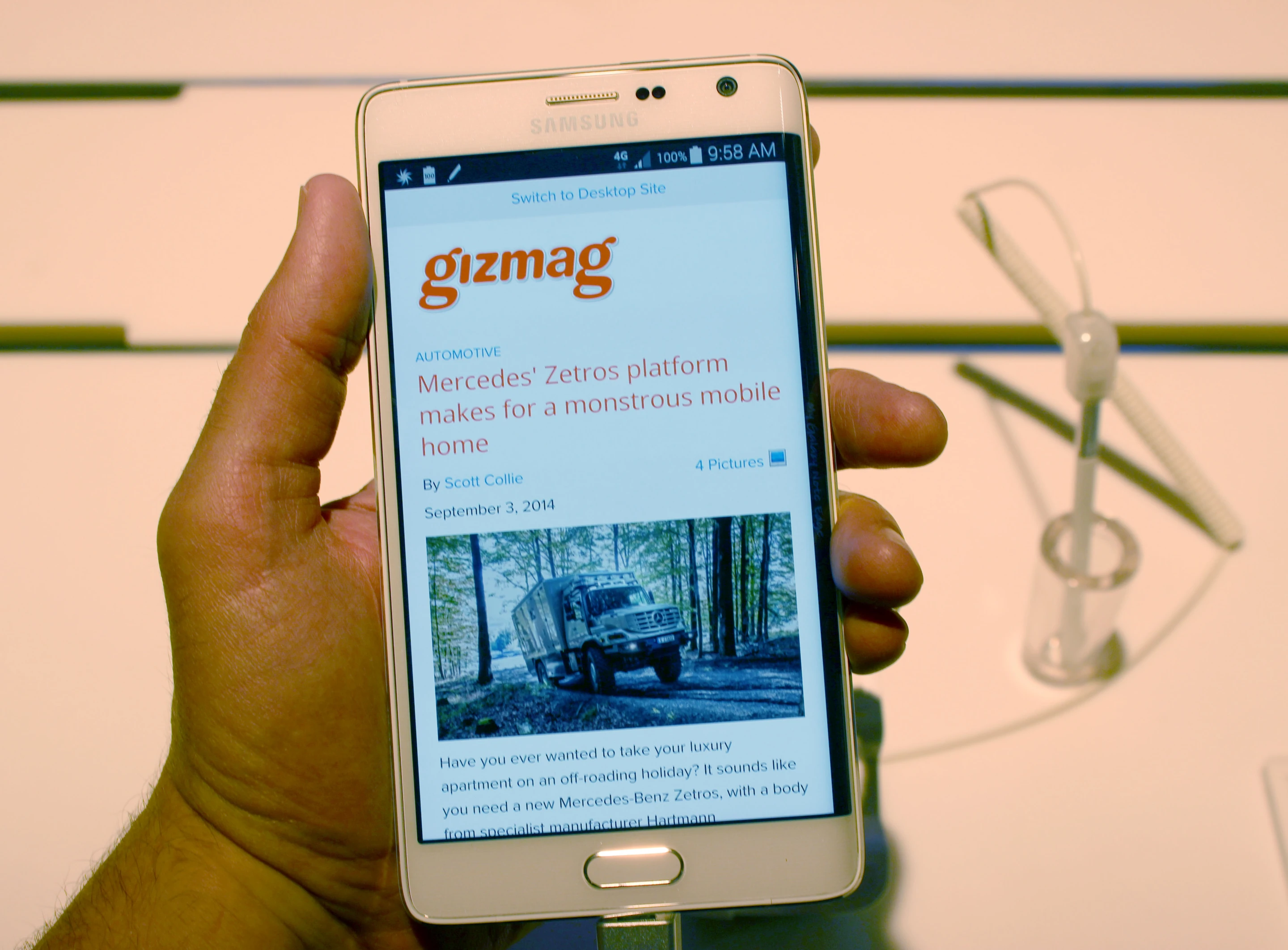 Galaxy Note Edge (Photo: Will Shanklin/Gizmag.com)