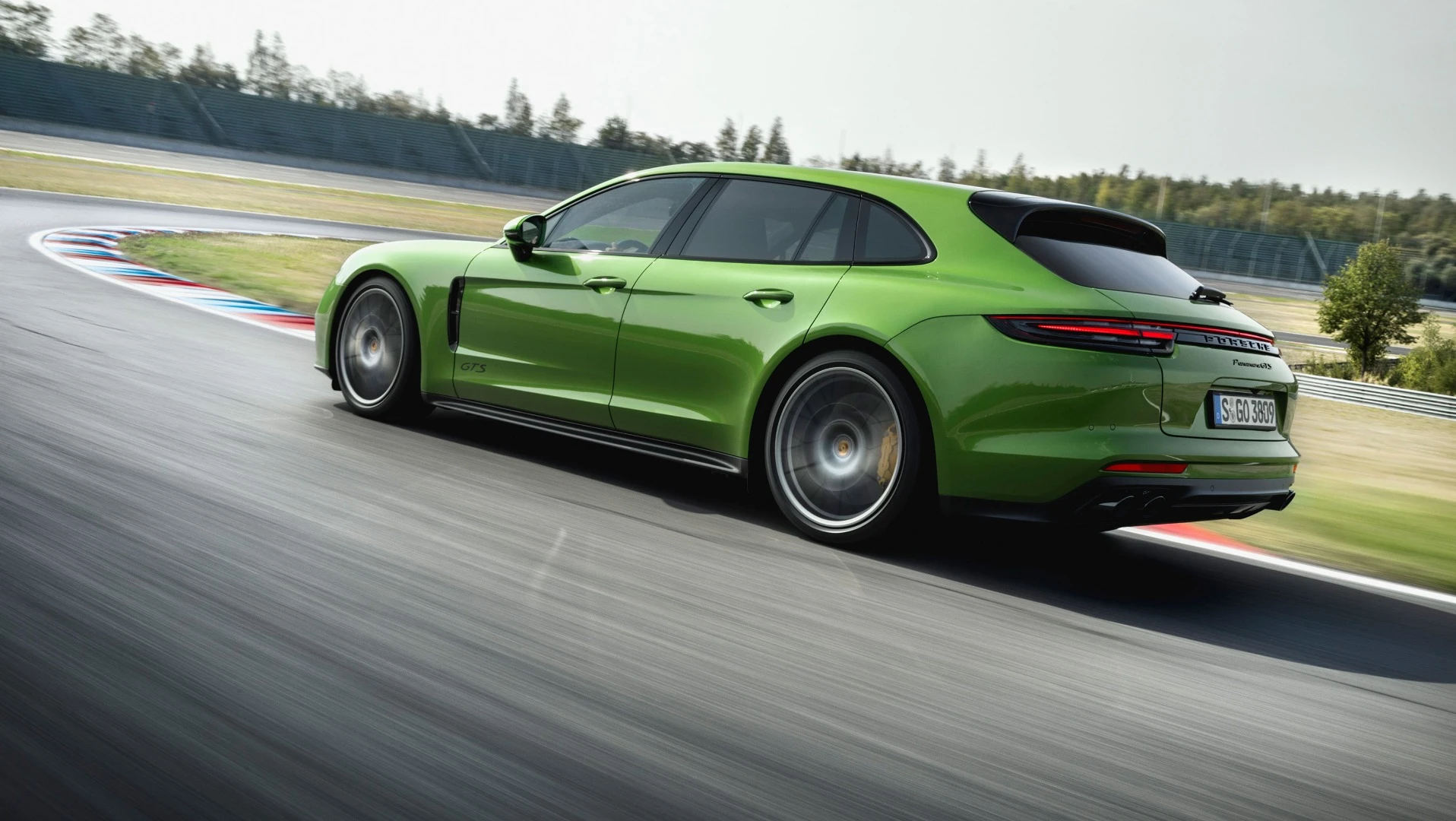 Porsche Panamera GTS Sport Turismo: take your whole family on a track day