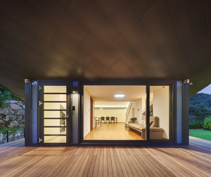The house takes up an area of 96 sq m (1,033 sq ft) (Photo: Kyungsub Shin)