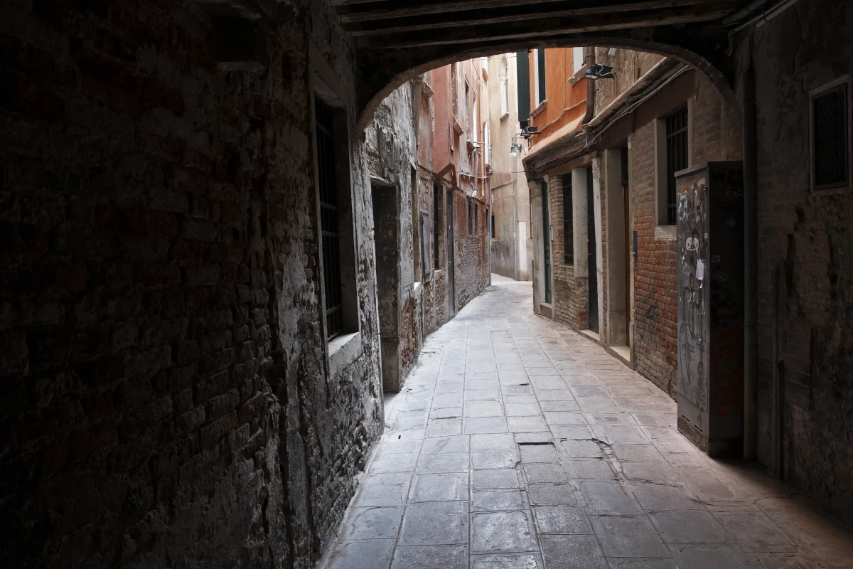 Scientists are trying to boost the amount of sunlight that gets down to urban alleys (Photo: Shutterstock)