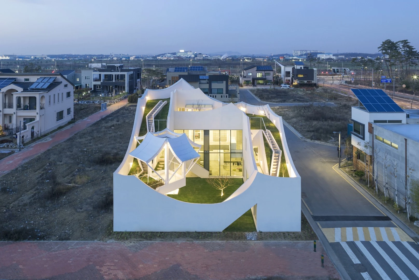 The design of the Flying House is inspired by winged flight