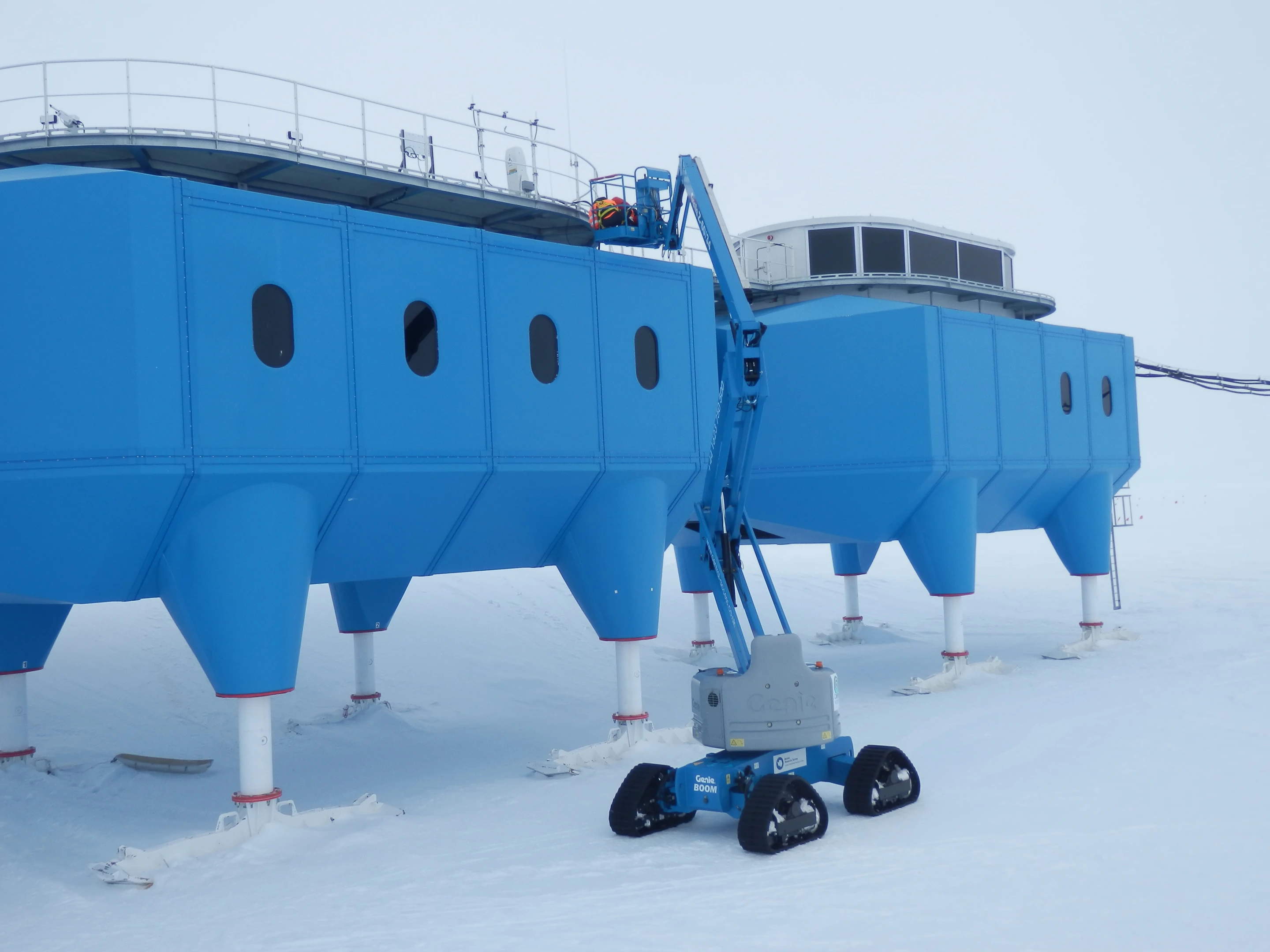 Halley VI has been designed to be extremely rugged, and raised sufficiently high to stay above heavy annual snowfall
