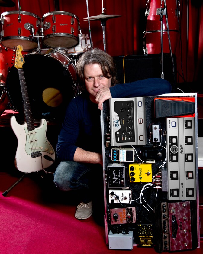 Strat King Thomas Blug with the Amp1 secured to his pedalboard via the Easylock magnetic attachment system