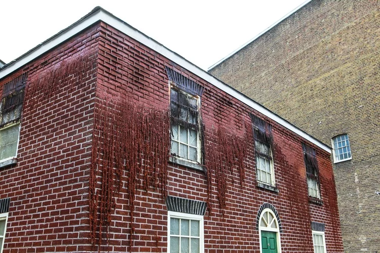 Chinneck and his team are melting the house manually with handheld torches in order to produce the most striking effect possible (Photo: Tommophoto)