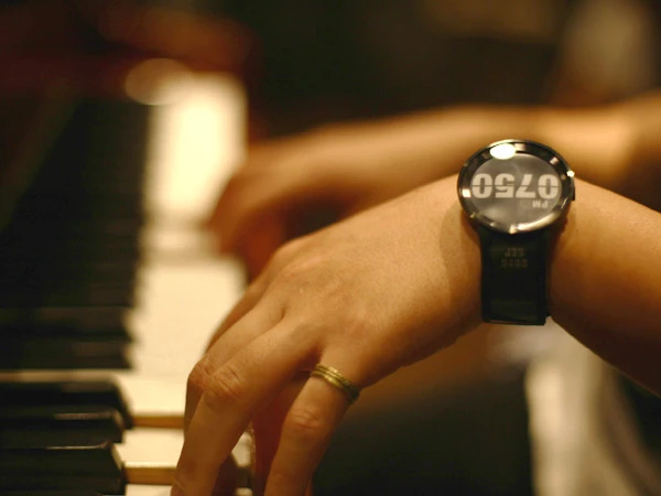 The watch connects up to a smartphone app to change design