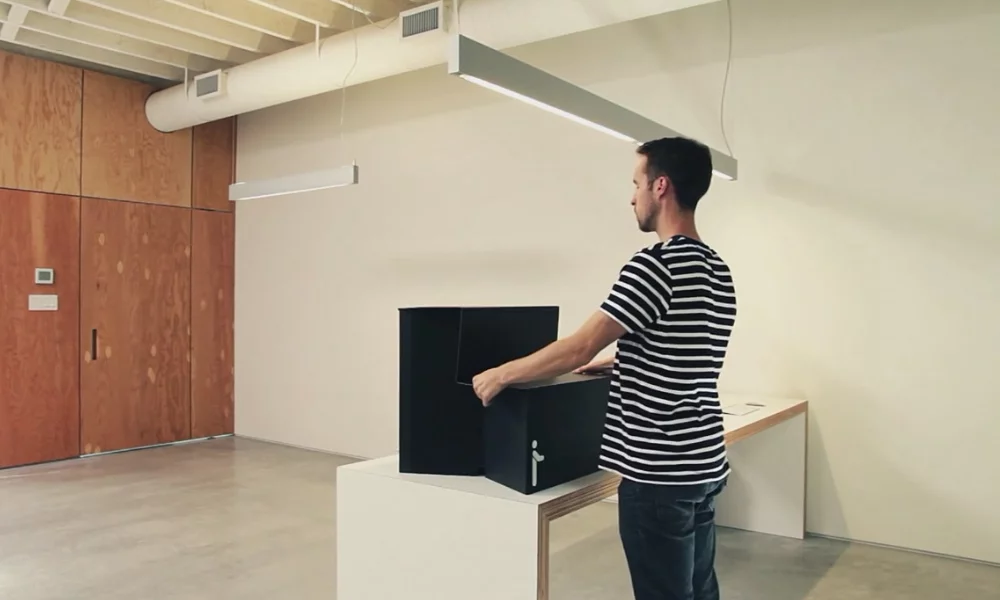 Oristand unfolds in one swift movement, turning it from a flat piece of cardboard into an instant standing desk