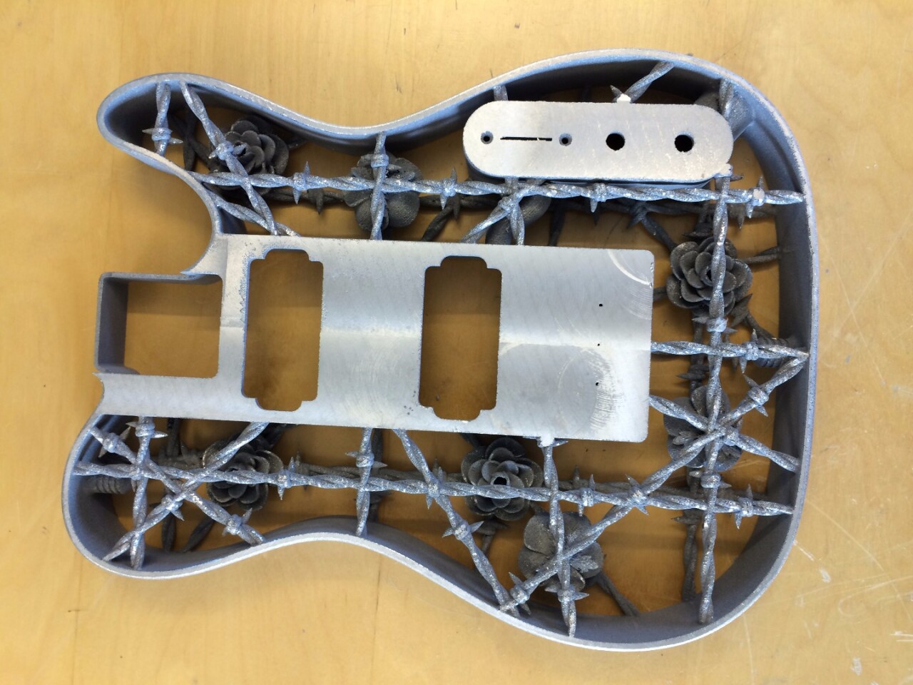 3d Printed Aluminum Guitar Keeps Its Barbs Inside