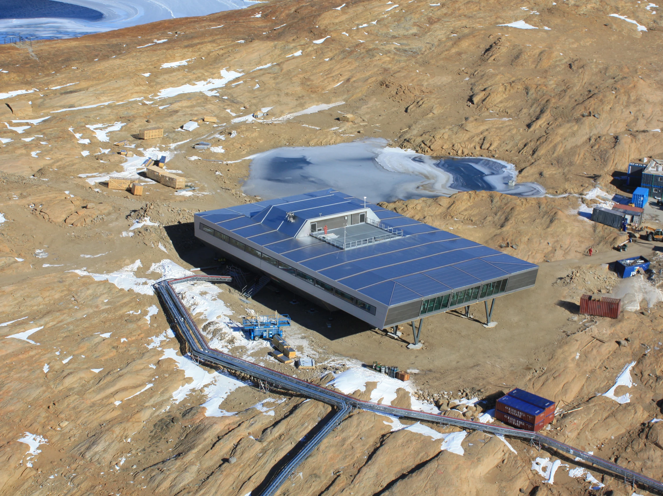 Bharathi is located on a peninsula in the Larsmann Hills section of northeast Antarctica (Photo: bof artchitekten)