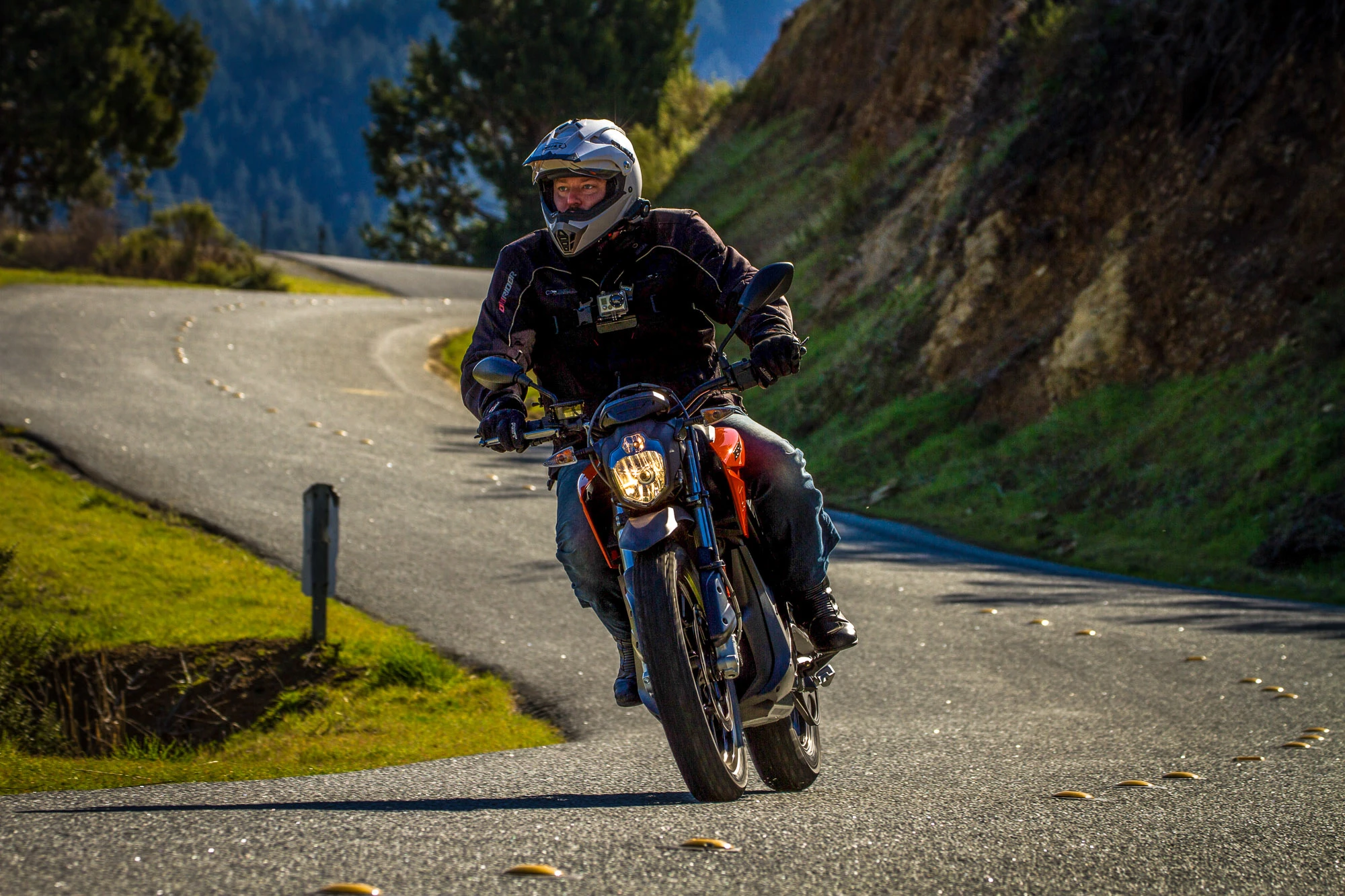 2015 Zero DS - bigger riders like Loz will likely prefer this riding position to the S (Photo: Joe Salas/4theriders.com)