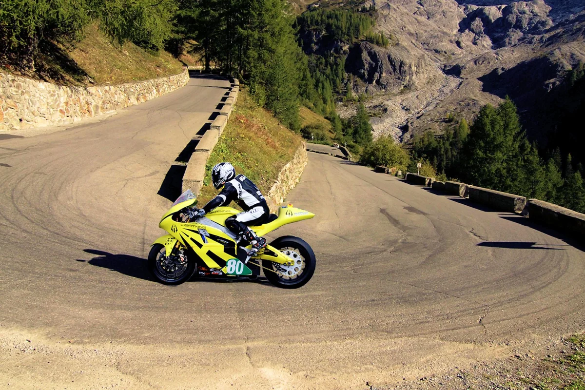 Carlin Dunne takes his Lightning Electric Superbike up Pikes Peak (Photo: Lightning Motorcycle Corp.)