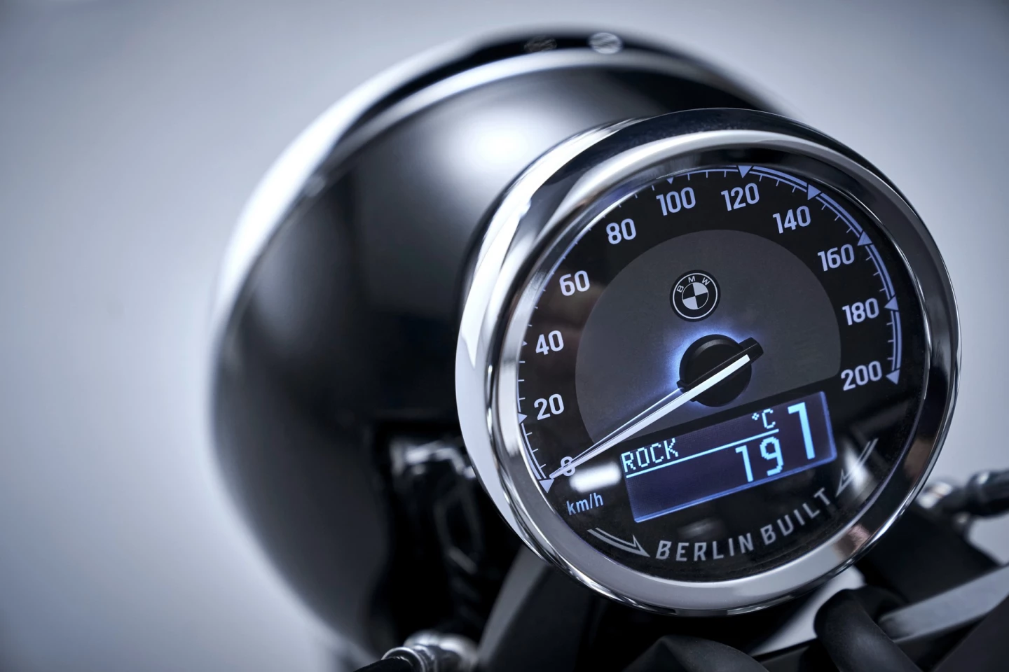 Headlight nacelle and instruments of the 2021 BMW R 18
