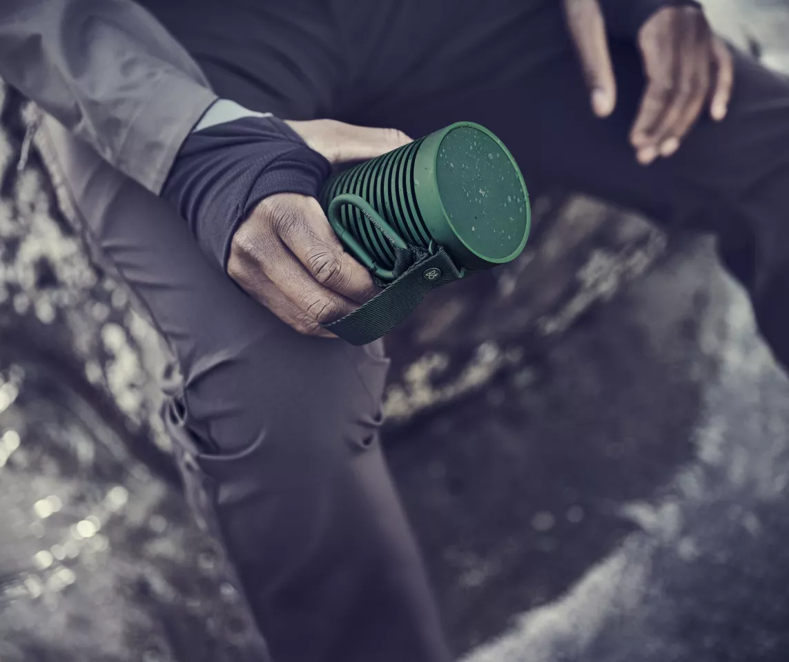 The grooves in the aluminum housing help keep the Beosound Explore safely in your hand while out and about