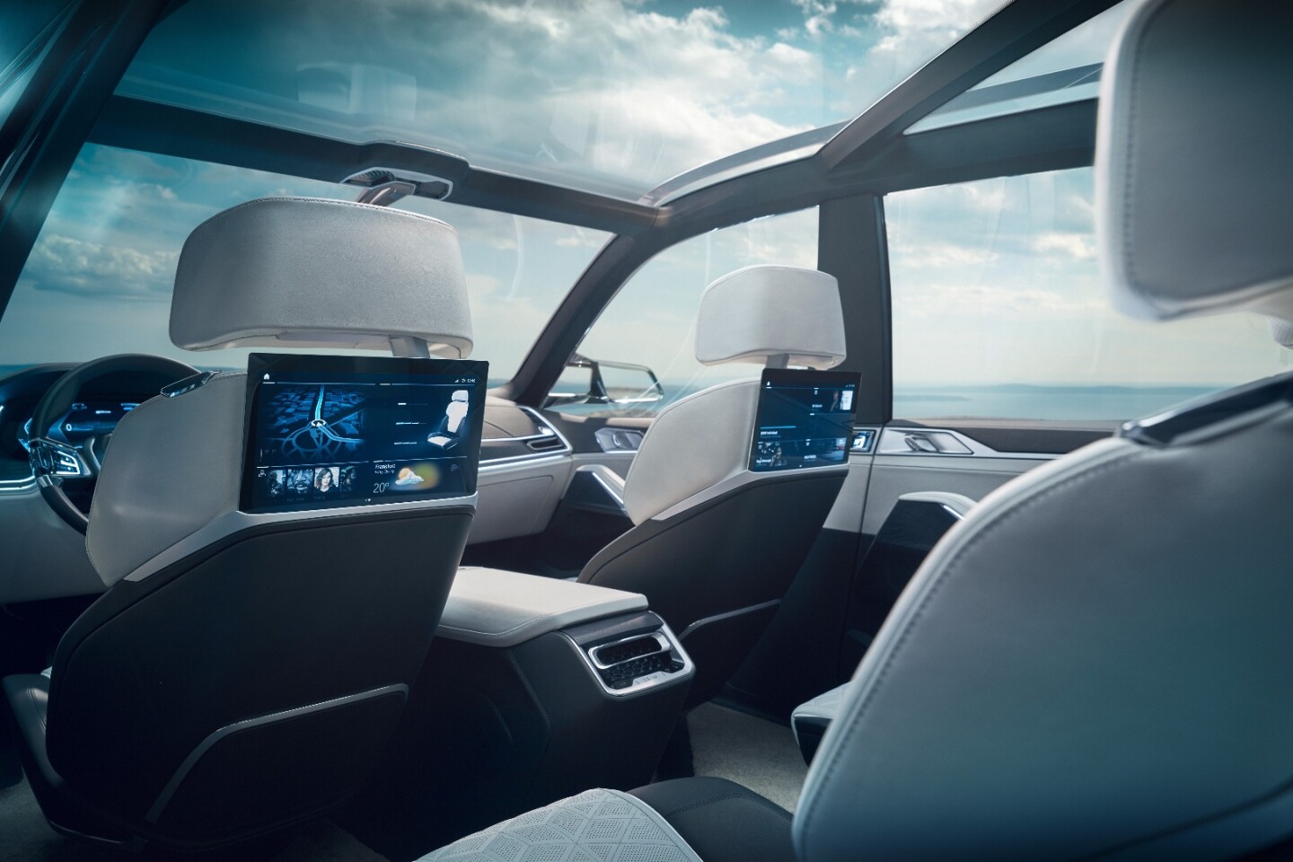 The tall windscreen and panoramic roof on the X7 iPerformance create an airy feeling in the cabin