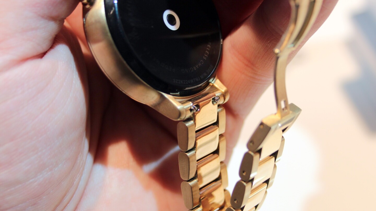 The straps are easily swappable this time around via a quick release catch, and there's a wider range of customization available through the Moto Maker service