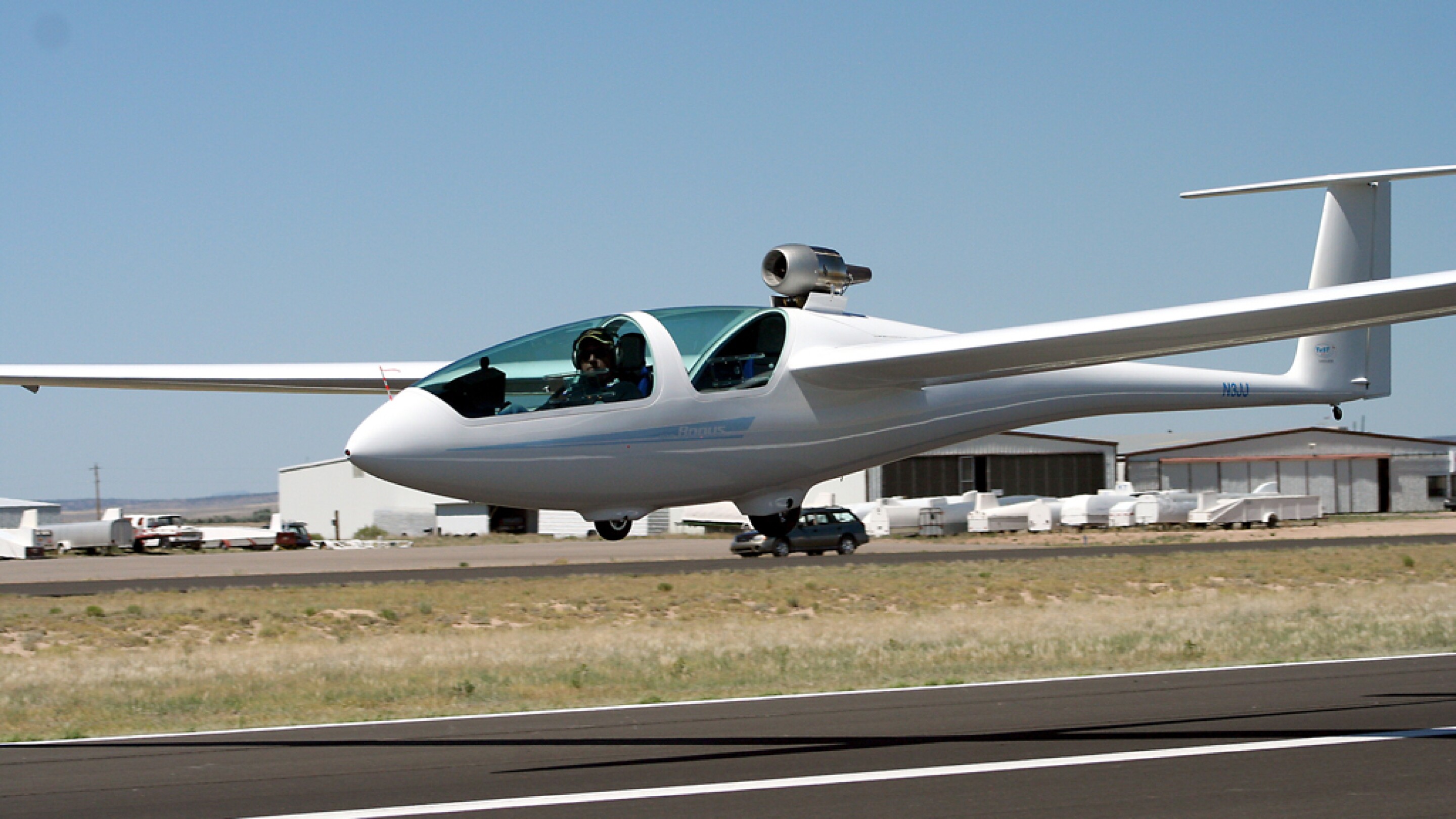 Self launching glider packs a retractable jet engine