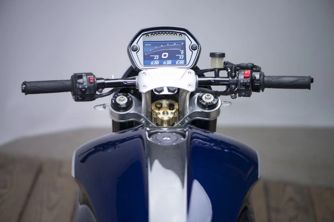 PGM V8 motorcycle: bar risers and Motec dash