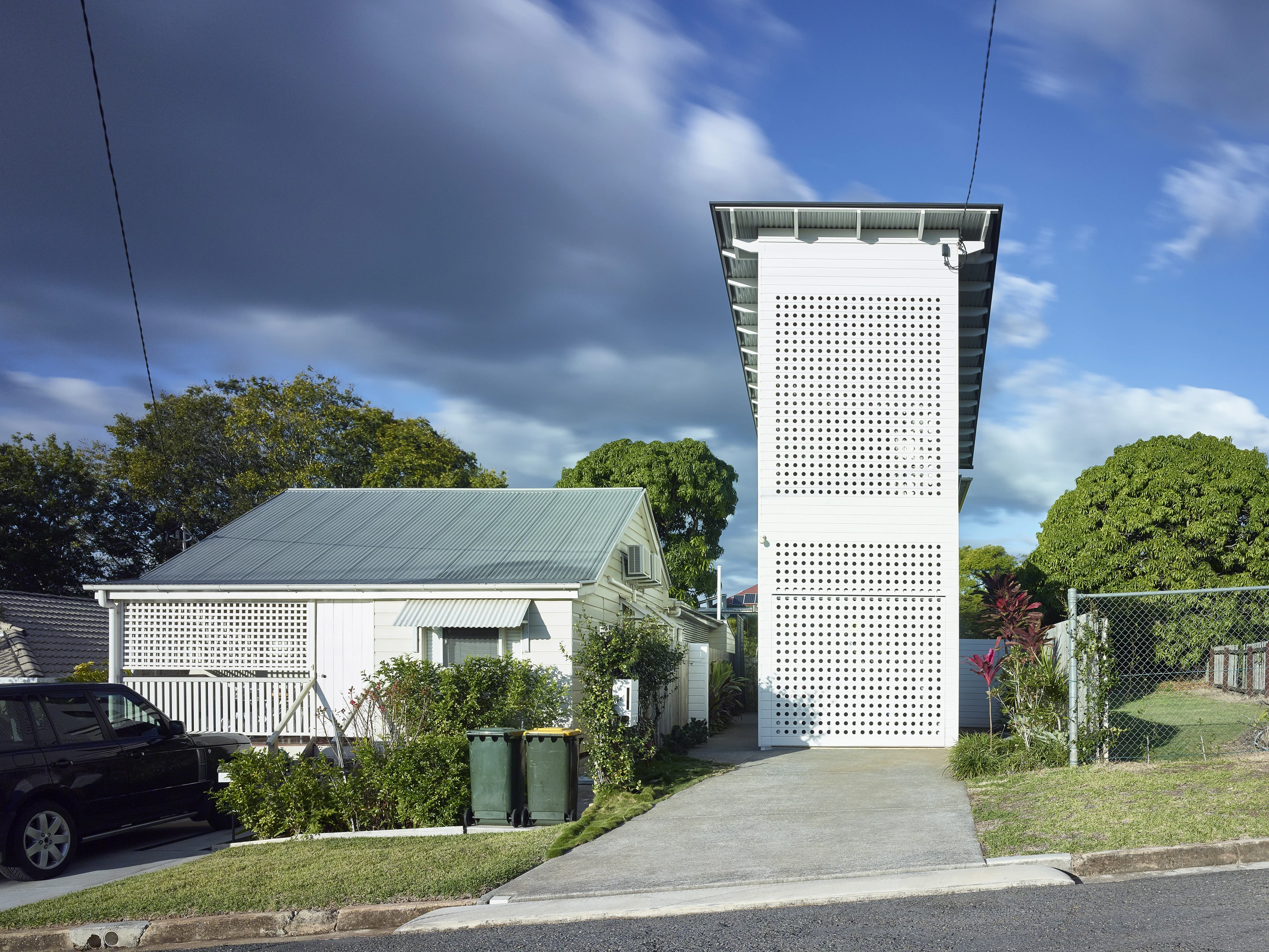 With the block measuring just 5.5 m (18 ft) across, whatever Toussaint and Volz ended up building on this site in Brisbane’s inner north was going to be skinny