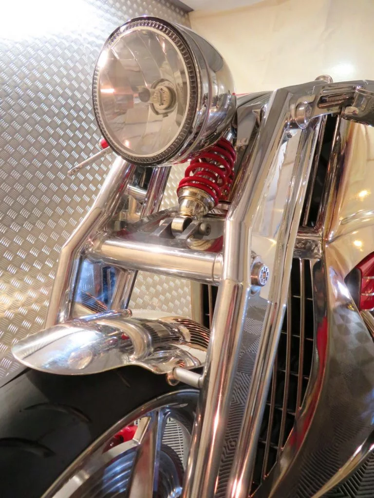 The front and rear shock absorbers of the 2018 Levis V6 Café Racer have been tailor-made by English suspension specialists