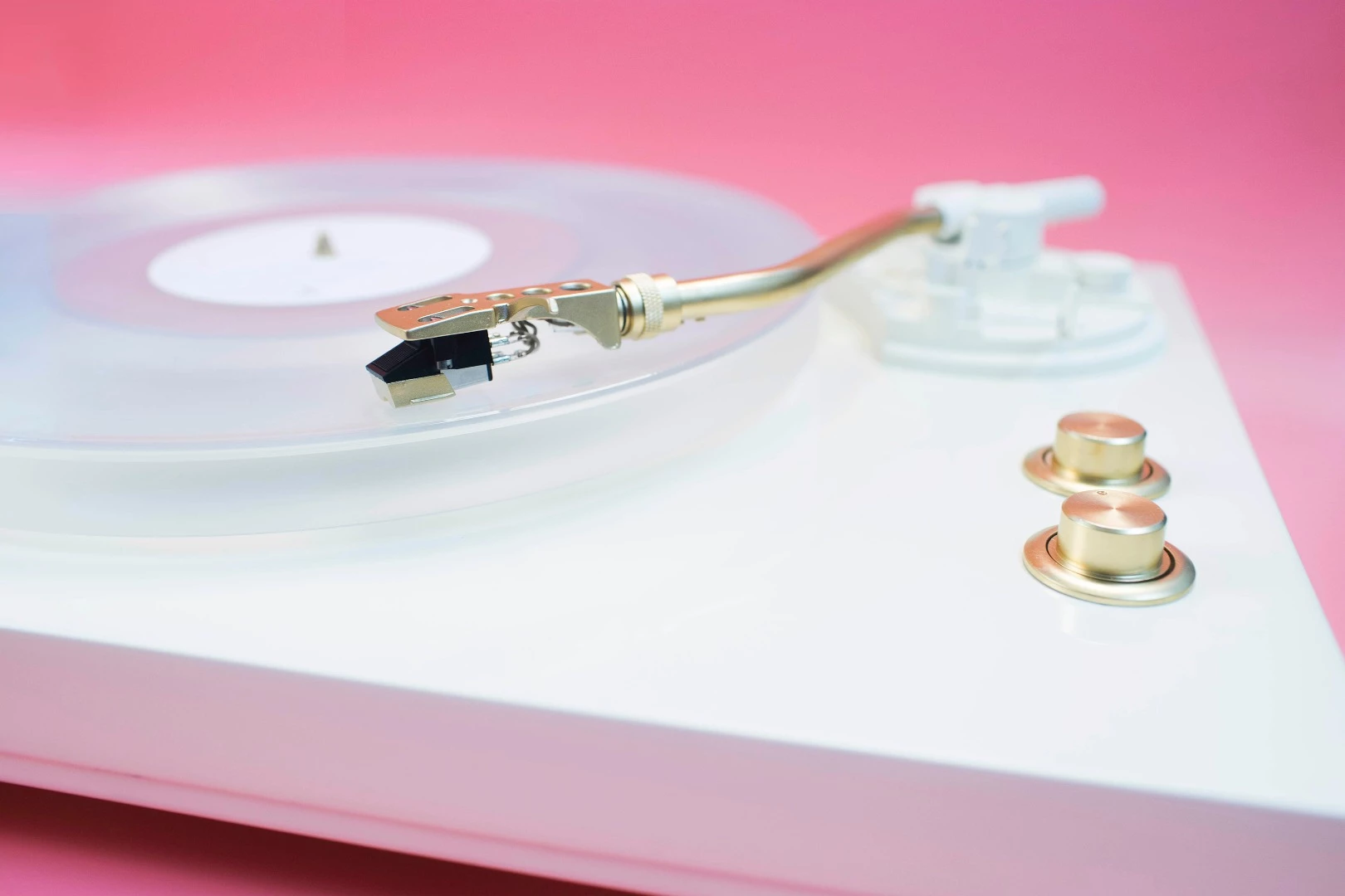 The two knobs up top are used for powering the trntbl on or off (bottom) and for switching between 33 1/3 and 45 RPM speeds (top)