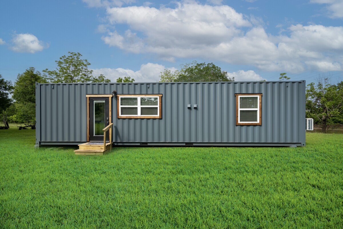 Rising Sun squeezes home for two into a single shipping container, image size:1200x800