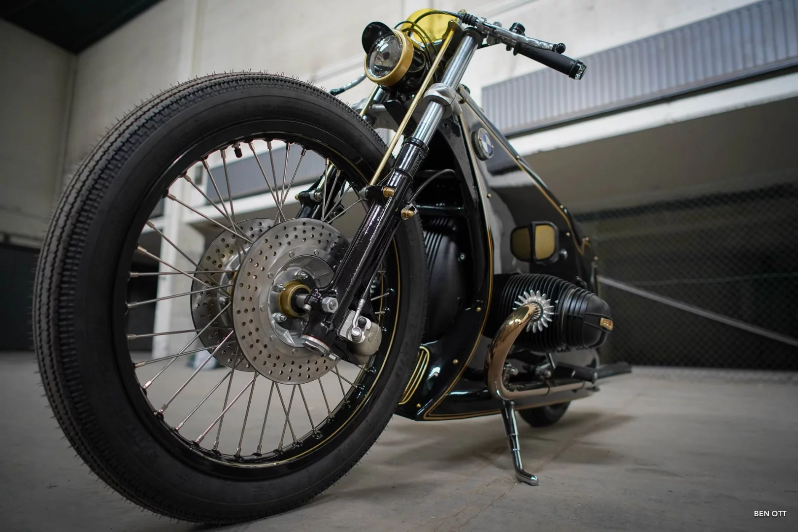 Black Phantom: big 21" front wheel