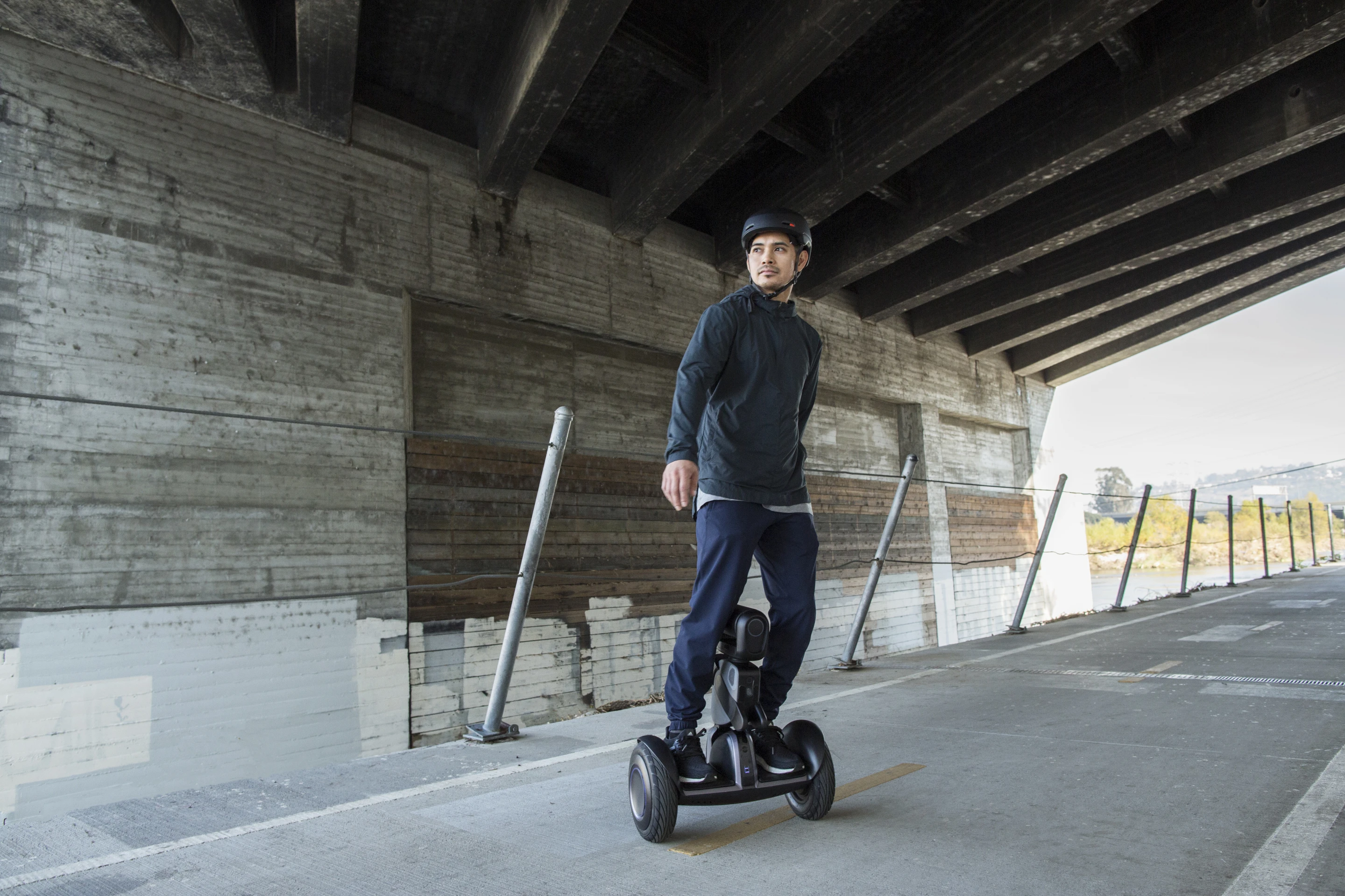 With a 329-Wh battery, a top speed of 18 km/h (11 mph) and range of around 35 km (22 mi), Loomo can be ridden much like a self-balancing Segway