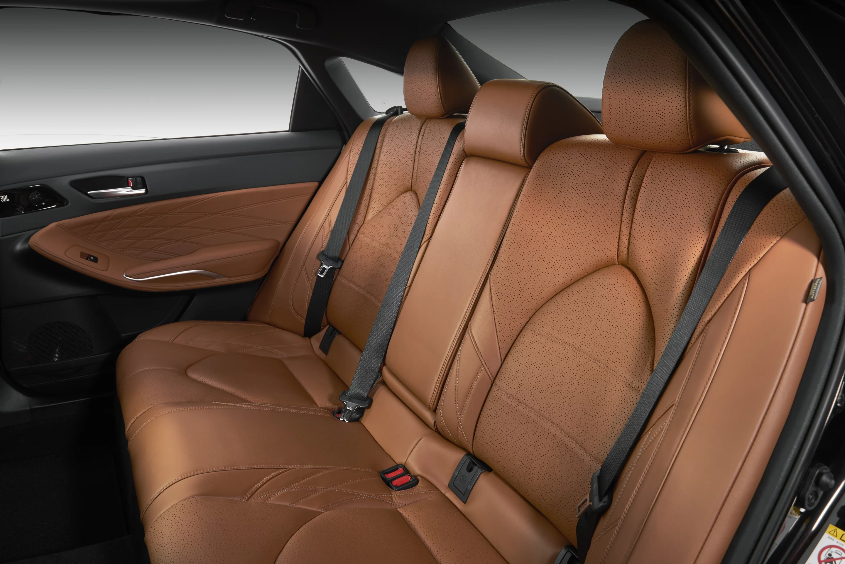 The 2019 Avalon Hybrid’s batteries are still placed underneath the back seat ahead of the gas tank, creating balance for the car’s weight distribution on its chassis