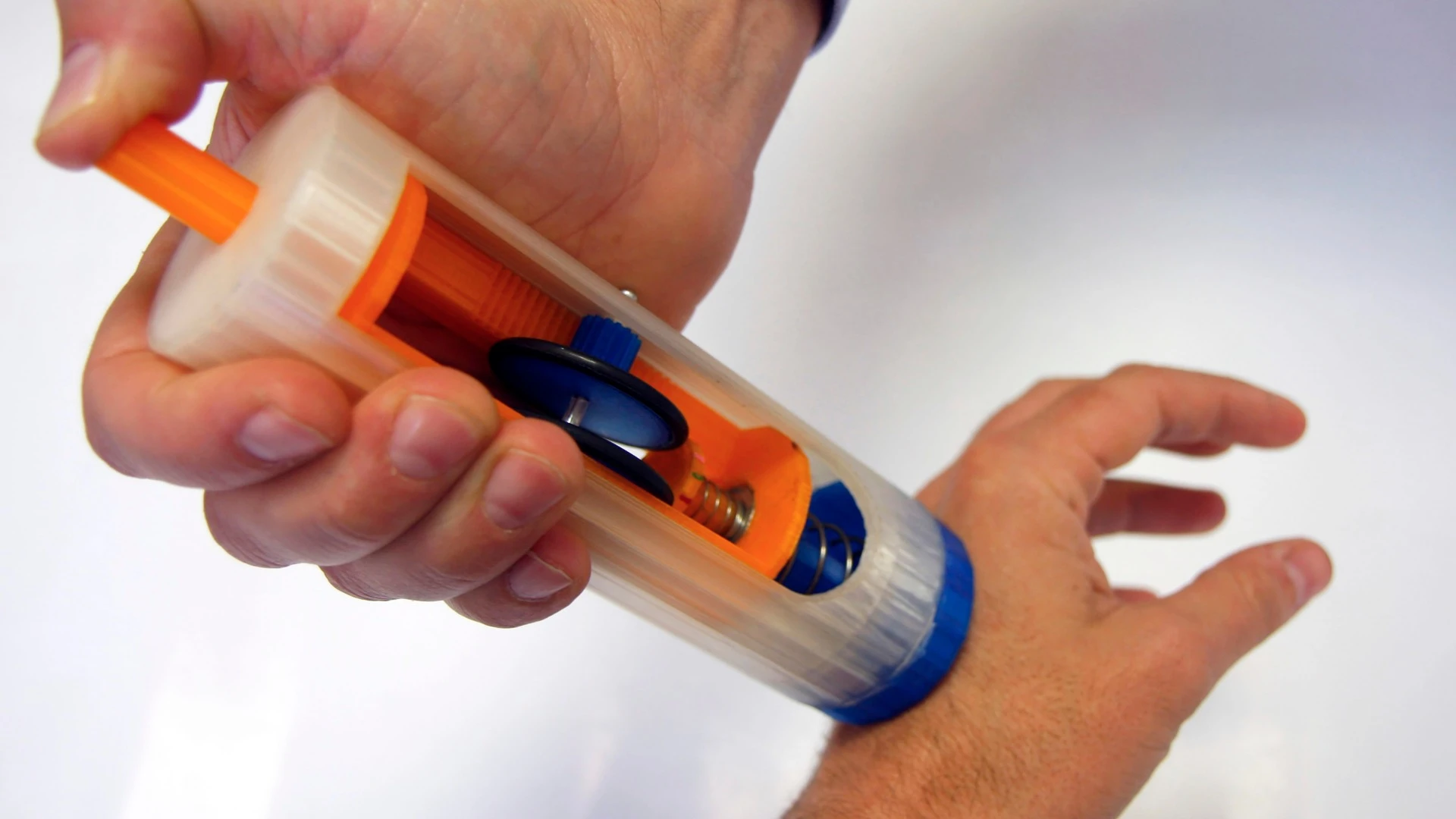 The newly-patented automatic biopsy device can grab a tissue sample with a simple click of a button (Photo: UC3M)