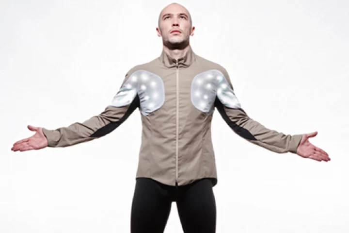 The Utope Project's Sporty Supaheroe integrates sensors and RGB LEDs into an "intelligent" cycle jacket