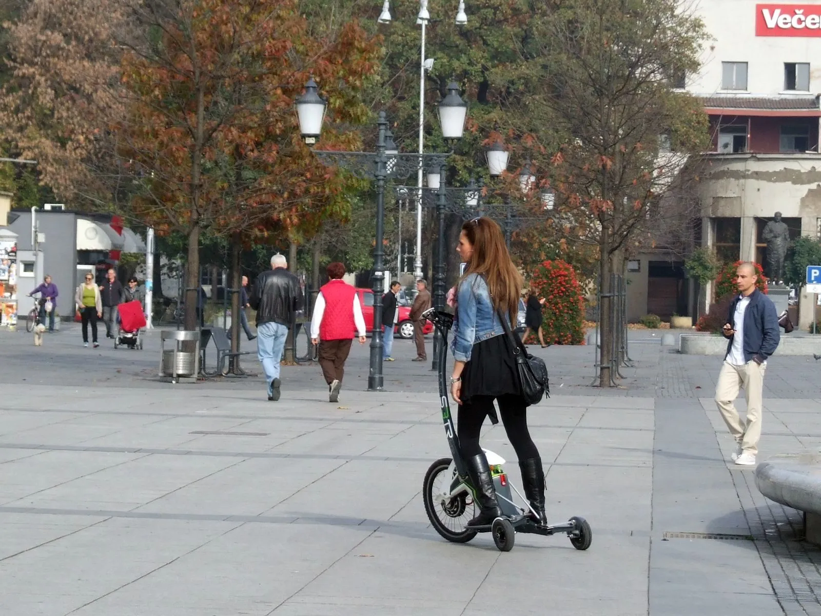 The S3tr's motion is controlled by a thumb-controller rather than by leaning forwards or back